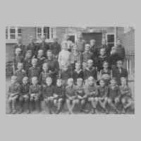050-0028 Klassenbild der Tapiauer Schule aus dem Jahre 1942 mit Lehrerin Frl. Holzke. Links oberste Reihe  Werner Lakaw aus Koddien.JPG